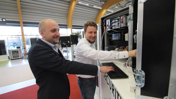 Am IT-Sicherheits-Lernkoffer stehen Jens Otto (links), Gruppenleiter der AG Cybersicherheit im Lemgoer Fraunhofer-Institut, und "Senior Software Engineer" Felix Specht. - © Jens Rademacher