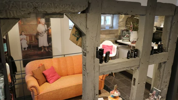 Mit dem Salon von Inken Brinkmann-Nicklaus ist Leben ins alte Fachwerkhaus an der Wenkenstraße 12 eingezogen. - © Alexandra Schaller