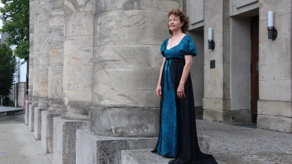 F&uuml;rstin Pauline (hier dargestellt von LZ-Redakteurin Cordula Gr&ouml;ne) macht auf ihrer Reise durch das heutige Detmold Station am Landestheater. Dort schl&uuml;pft Silke Dubilier (unten) im Musical &bdquo;Pauline&ldquo; in die Rolle der F&uuml;rstin. - &copy; Jana Beckmann