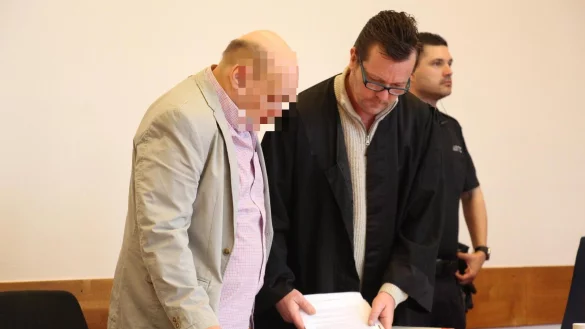 Rolf H. (55) nimmt mal wieder auf der Anklagebank des Landgerichts Platz - daneben sein Verteidiger Peter Fricke aus Dresden. - © Janet König