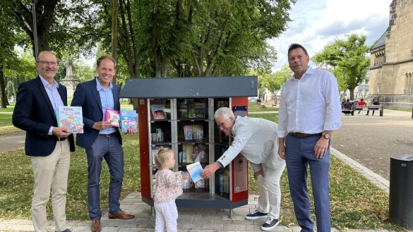 Weihen den B&uuml;cherschrank ein: Peter Karaski (Hilfswerk des Lions Club Detmold-Residenz), Kay Sandmann-Puzberg (Vorstandsvorsitzender der B&uuml;rgerstiftung Detmold), die zweij&auml;hrige Flora, Martin Christian Vogel (Hilfswerk des Lions Club Detmold-Residenz) und Frank Hilker (B&uuml;rgermeister der Stadt Detmold, von links). - &copy; Elia B&ouml;ckelmann