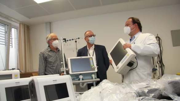 Sie kommen sich vor "wie an Weihnachten": Uwe Schlepper, Leiter der Medinitechnik, Andreas Pistner (Krankenhaus-Einsatzleitung) und Pneumologie-Chefrarzt Dr. Maik Brandes (von links) - © Martin Hostert