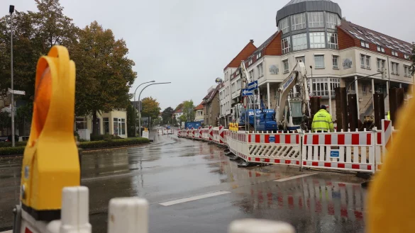 Die Herbstferien spielen der Baustelle am Lemgoer Tor derzeit in die Karten, ist der g&auml;ngige Verkehr zumindest schon allein deswegen ruhiger. Trotzdem nagt die Situation vorrangig an den umliegenden Gesch&auml;ften. - &copy; Janet K&ouml;nig