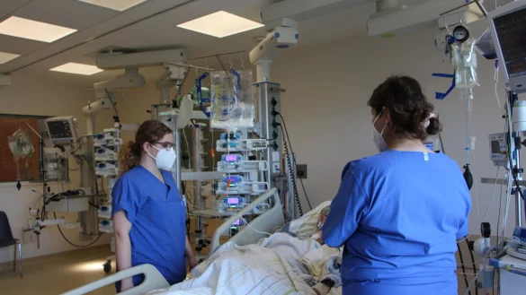 Auf den Intensivstationen des Klinikums herrscht Hochbetrieb – zu dieser Jahreszeit nichts ungewöhnlich. Dieser Patient, der von Selina Schäfer (links) und Zina Güngör gepflegt wird, hat kein Covid. Deren Zimmer können nur in Schutzkleidung betreten werden. - © Astrid Sewing