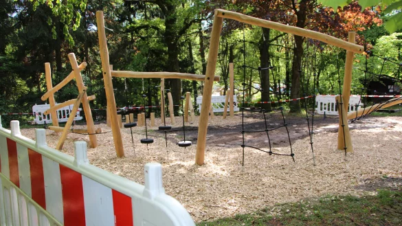 Das Tretbecken in H&ouml;rste ist ein beliebter Treffpunkt &ndash; auch f&uuml;r Familien. Derzeit l&auml;uft da gar nichts. Der Spielplatz ist gerade fertig geworden &ndash; ab dem 7. Mai d&uuml;rfte hier gespielt werden, sagt die Landesregierung. Aber steigen die Corona-Infektionszahlen, dann droht, dass die Lockerungen wieder fix kassiert werden. - &copy; Astrid Sewing