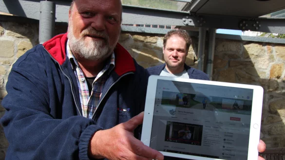 Bernd Rossmann von Viele Saiten (links) und Fabian Schr&ouml;der vom Hexenb&uuml;rgermeisterhaus planen Konzerte per Livestream. - &copy; Katrin Kantelberg