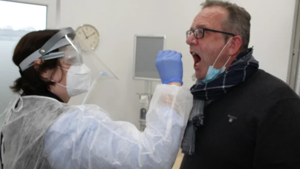 Pflgedienstleiterin Emilia Weigum f&uuml;rhrt bei Heimleiter Harm-Hendrik M&ouml;ller einen Corona-Schnell-Test durch. - &copy; Sandra Castrup