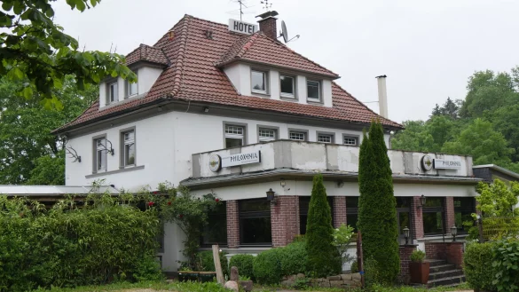 Das Waldschl&ouml;&szlig;chen direkt an der B1 in Horn soll bald aus seinem Dornr&ouml;schenschlaf erwachen. - &copy; Jost Wolf