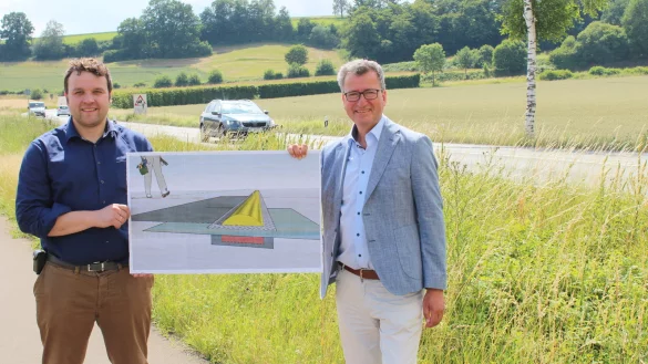 Lars Brakhage und Jens Gnisa pr&auml;sentieren den Entwurf einer neuen L&ouml;sung f&uuml;r das L&auml;rm- und Raserproblem an der Kalldorfer Todeskurve. Die "Intelligenten" Schwellen sollen auf Geschwindigkeit und Gewicht reagieren. - &copy; Karolina Schmidt