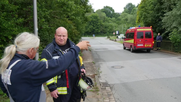 Thomas Schr&ouml;der (links) geh&ouml;ren die Wiesen entlang des Diestelbachs. Beim Freischneiden des Wasserzugangs f&uuml;r seine Pferde hat er am Montagnachmittag erneut eine Verunreinigung im Bach festgestellt und weist der Feuerwehr den Weg. - &copy; Jost Wolf