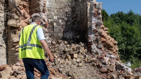 Bei Abrissarbeiten von einem alten Kalkwerk ragte eine Metallspitze aus dem Ger&ouml;ll. Ordnungsamtsleiter Rainer Holste informiert sich. Foto: Sebastian Vogt/Stadt Horn-Bad Meinberg - &copy; Sebastian Vogt/Stadt Horn-Bad Meinberg