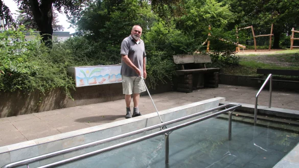 Jeden Tag reinigt Frank W&ouml;stenfeld das Kneipp-Becken. Auch rundherum ist alles sehr gepflegt. - &copy; Cordula Gr&ouml;ne