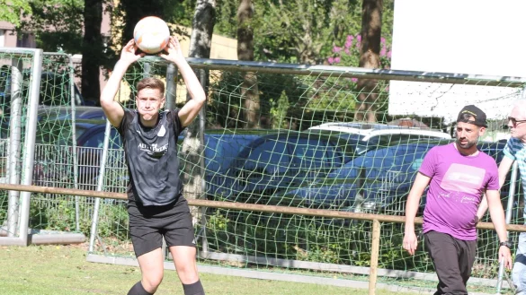 Beim Einwurf: Daniel Wichmann wird hier von Henning Diekmann, stellvertretender Obmann des SuS Pivitsheide, beobachtet. - &copy; Sebastian Lucas