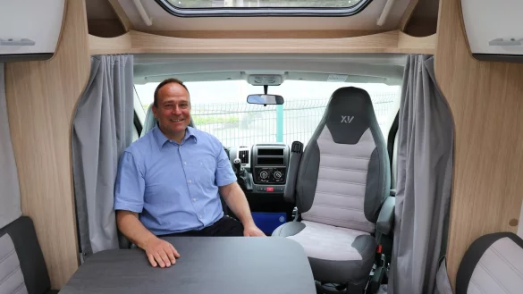 Guido Ullrich, Inhaber von &bdquo;Wohnwagen Ullrich", sitzt in einem seiner Reisemobile, die auf dem Gel&auml;nde in Sch&ouml;tmar parken. - &copy; Alexandra Schaller