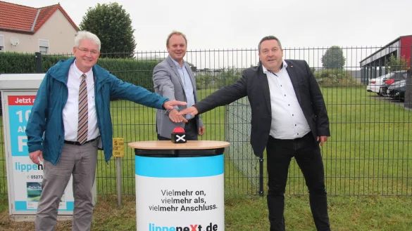 B&uuml;rgermeister Thomas Katzer (von links), Kai-Timo Wilke, Gesch&auml;ftsf&uuml;hrer Sewikom, und Landrat Dr. Axel Lehmann geben den Startschuss f&uuml;r die Nutzung der letzten Breitbandanbindungen in Augustdorf im Rahmen des F&ouml;rderprogramms im Imkerweg. - &copy; Cordula Gr&ouml;ne(LZ)