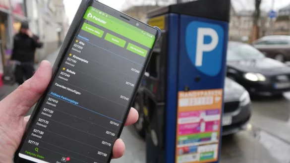 Seit der Einstellung des Handypark-Dienstes &bdquo;parkfoxx" der Stadtwerke Lemgo Ende 2015 gibt es Handyparken in Detmold in einer anderen Form. Nutzer haben die Wahl zwischen derzeit sieben Anbietern. - &copy; Jost Wolf