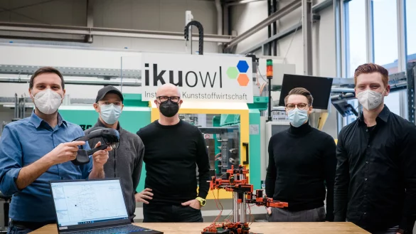 Im interdisziplin&auml;ren Austausch (von links): Tobias D&ouml;hring, Lukas Dunsche, Carsten Kie&szlig;ler (Ausbilder und Leiter des IKU), Dennis Kobelt, Jan-Phillip Herrmann (wissenschaftliche Mitarbeiter im FeDiNAR-Projekt). - &copy; Carsten Kiessler