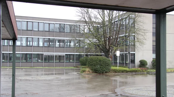 In die Bahnhofstra&szlig;e 57 m&ouml;chte das vor gut einem Jahr aus dem Meinberger Badehaus ausgezogene Fitness-Studio einziehen. Doch Stadt und Politik zieren sich - denn der Standort liegt im Gewerbegebiet Industriestra&szlig;e, f&uuml;r das eine Ver&auml;nderungssperre gilt. Mit einer Ausnahmegenehmigung m&ouml;chte man nicht vorschnell einen Pr&auml;zedenzfall schaffen. - &copy; Cordula Gr&ouml;ne