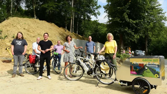 Das Teilst&uuml;ck besichtigen (von links) Florian Sch&ouml;n, J&uuml;rgen Georgi, Arndt Klocke, Mario Hecker, Inga Kretschmer, Burkhard Pohl und Katharina Kleine Vennekate.&nbsp; - &copy; Nicole Ellerbrake