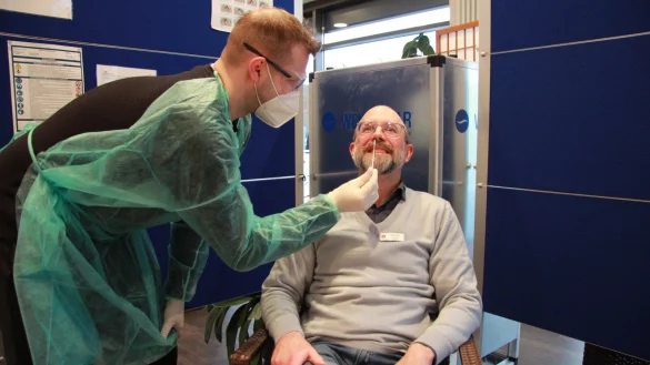 Meik Schulz (links) leitete die Teststation im "tevita". Er koordiniert die Helfer, besorgt das Material und steckt f&uuml;r das Foto Gesch&auml;ftsf&uuml;hrer Patrick Busse auch das St&auml;bchen in die Nase. - &copy; Katrin Kantelberg