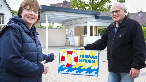 Im Fr&uuml;hjahr 2019 wurde der neue Pavillon mitsamt Terrasse eingeweiht &ndash; zur Freude der Vorstandsmitglieder Inge Dunkel und Manfred Hempelmann. - &copy; Laurenz Tegethoff