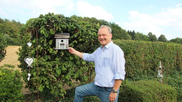 Martin Grohnert h&auml;lt sich gerne im Garten auf. Hier f&uuml;hlt er sich wohl und genie&szlig;t den wundersch&ouml;nen Blick auf Feld und Wald. - &copy; Katrin Kantelberg
