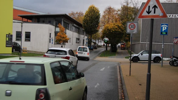 Das Tempo-30 Schild am Rampendal wird versetzt. Derzeit steht es noch vor der Einfahrt zum Parkhaus und wird damit immer wieder von Autofahrern &uuml;bersehen.&nbsp; - &copy; Katrin Kantelberg