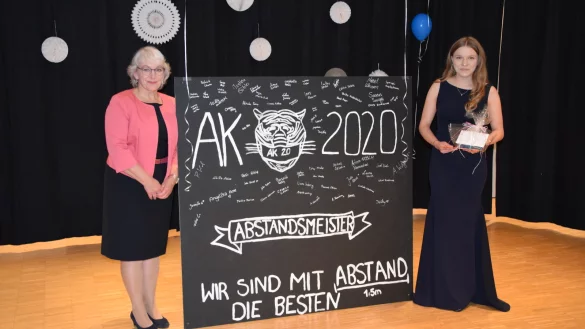 Die Klassenlehrerin Annette Wegener (links) freut sich mit Sch&uuml;lerin Chiara Pflug bei der Zeugnis&uuml;bergabe der Realschule. - &copy; Realschule Augustdorf