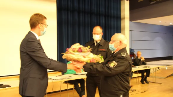 Matthias Kalkreuter gratuliert Benjamin Brinkmeyer (Mitte) und Detlef Lemke.&nbsp; - &copy; Cordula Gr&ouml;ne