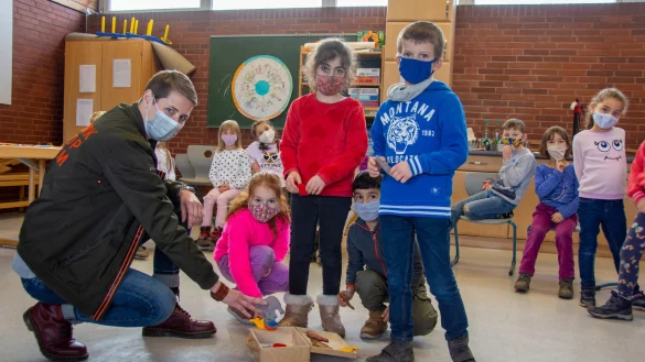Nina Marhofen vom Workshop-Team bringt (von links) Lena, Lawa, Achmed und Lennard das Alphabet mithilfe von kleinen Pl&uuml;schtierchen n&auml;her. - &copy; Raphael Bartling