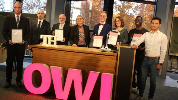 Endlich wieder live und in Farbe: Professor Dr. Burkhard Wrenger (von links), Marc Blomeyer, Professor Dr. Martin Oldenburg, Martina Wallbaum, Robin Zittrich, Lisa Kemper, Valentin Ntem und Mohammed Abo Kaf sind die diesj&auml;hrigen Preistr&auml;gerinnen und Preistr&auml;ger der Hochschulgesellschaft. - &copy; Janet K&ouml;nig