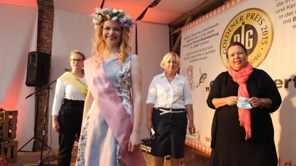 NRW-Landwirtschaftsministerin Ursula Heinen-Esser (CDU, rechts) zu Besuch auf dem Hof von Annette Diekmann (Zweite von rechts) in Hohenhausen. Gerade hat sie Pickert-Prinzessinn Sarina (Zweite von links, mit Amtsvorg&auml;ngerin Maya) gekr&ouml;nt. - &copy; Jens Rademacher