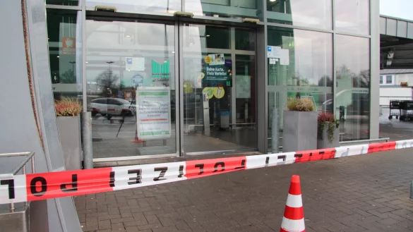 Die Lemgoer Filiale von Marktkauf ist am Montag bis zum Nachmittag von der Polizei gesperrt gewesen. - &copy; Nadine Uphoff