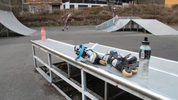 Der Skatepark am Waldstadion Bad Meinberg ist in die Jahre gekommen. Christoph Harrach hat eine Initiative gestartet, um an einer zentraleren Stelle des Kurortes eine zeitgem&auml;&szlig;e Anlage zu errichten. - &copy; Dieter Asbrock