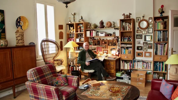 Mit dem Finger auf der Landkarte bereist der 74-j&auml;hrige Thomas Niesing
w&auml;hrend der Corona-Krise die L&auml;nder, die er fr&uuml;her mit seinem VW-Bulli erkundete. - &copy; Heidi Stork