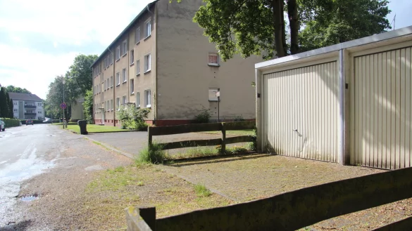 In der Ahornstraße stehen zwei große Mehrfamilienhäuser fast leer; sie sollen abgerissen werden. Bis Ende Januar hat eine der letzten Mieterinnen noch Zeit auszuziehen. - © Cordula Gröne(LZ)