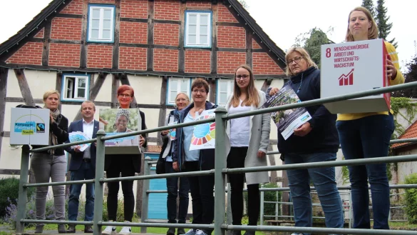 Corinna Will (von links), Mario Hecker, Silke Busch (Kita Zwergenhaus), Ute Seidemann, Ingrid Kriesel (Kita Wichtelnest), Kira Rekate (Kita Pusteblume), Iris Sch&ouml;n und Henrike Sieker haben das Programm der zweiten Kalletaler Nachhaltigkeitswochen vorgestellt. - &copy; Nadine Uphoff