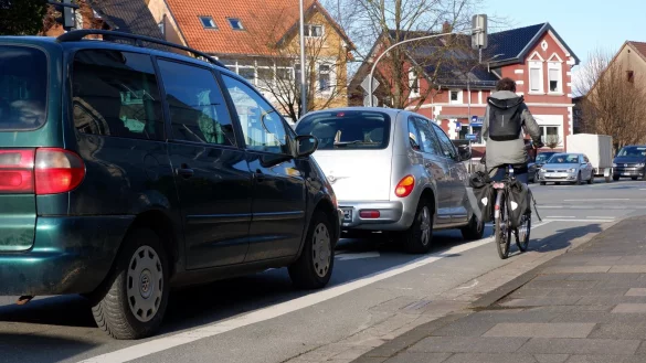 An der viel befahrenen Kreuzung &bdquo;Sieben Linden" in Lemgo treffen Rad- und Autofahrer besonders nah aufeinander. Trotzdem f&uuml;hlen sich die Hansest&auml;dter vergleichsweise sicher. - &copy; Lorraine Brinkmann