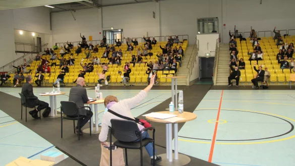 Parteiversammlung in Corona-Zeiten: 107 wahlberechtigte CDU-Mitglieder kamen zur Nominierung der Kommunalwahl-Kandidaten am Freitagabend in der Wineo-Arena zusammen. Auch die Versammlungsleitung, bestehend aus Axel Meckelmann, Patrick Baltruschat und Erika Hellweg, hielt geb&uuml;hrenden Abstand - was mitunter das Erkennen von Wortmeldungen oder Abstimmverhalten schwierig machte. - &copy; Dieter Asbrock