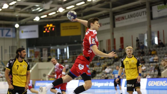 Lukas Zerbe vom TBV ist in dieser Szene von der Coburger Abwehr nicht zu stoppen. - &copy; Svenja Stache