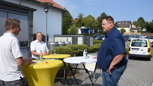 LZ-Redakteur Jens Rademacher (von links) befragt die B&uuml;rgermeisterkandidaten Mario Hecker und Ingo M&uuml;hlenmeier zu den Themen, die die B&uuml;rgerinnen und B&uuml;rger im Lipper Bergland bewegen. - &copy; Raphael Bartling
