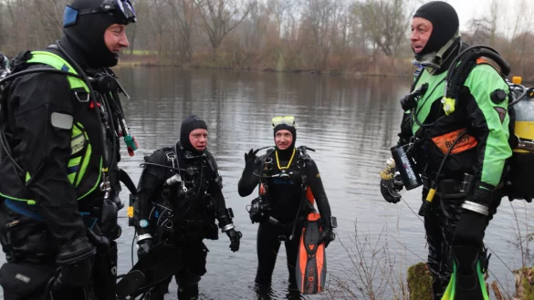 Erinnerungen an das Silvestertauchen 2019: Mit dabei waren (von links) Stefan Freitag, Bernd Funke, Tobias Strodtmann und Dirk Deppe. Im vergangenen Jahr musste auf das Abtauchen zum Jahresende wegen der Pandemie verzichtet werden. - &copy; Archivfoto: Knut Dinter