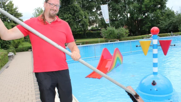 Ulf Robrecht genie&szlig;t die vielf&auml;ltigen T&auml;tigigkeiten, f&uuml;r die er als Schwimmmeister im Freibad Heiden zust&auml;ndig ist. - &copy; Sandra Castrup