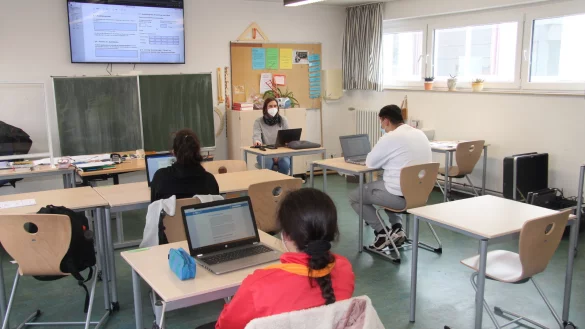 Berufskoordinatorin Christiane Tymanski-K&ouml;lling geht mit den Sch&uuml;lern der zehnten Klasse Ausbildungsvertr&auml;ge durch. Die Berufsvorbereitungsangebote lagen bislang auch brach. - &copy; Cordula Gr&ouml;ne