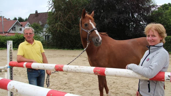 Vorsitzender des Reit- und Fahrvereins Hubertus Eschenbruch Dirk Schlichte, Pferd Anni sowie Tier&auml;rztin Dr. Bettina Blume. - &copy; Seda Hagemann