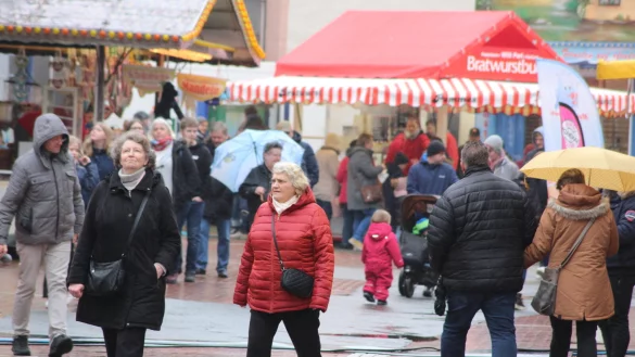Lagenser Kirmesfans zeigen dem Nieselregen am Sonntag die klate Schulter und genie&szlig;en den Bummel &uuml;ber den Fr&uuml;hjahrsmarkt. - &copy; Sandra Castrup