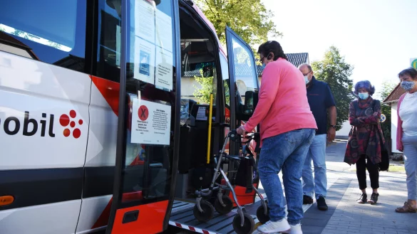 Gisela Kaiser testet mit ihrem Rollator den Einstieg an der neuen barrierefreien Haltestelle in Langenholzhausen. Axel B&uuml;nger vom B&uuml;rgerbusverein, sowie Renate L&uuml;bbing (Mitte) und Heidelore M&uuml;ller vom Seniorenbeirat schauen gespannt zu. - &copy; Raphael Bartling