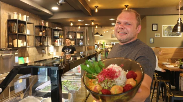 Betreiber Michael Knuth pr&auml;sentiert eine frisch zubereitete Bowl mit Falafel-B&auml;llchen im neu er&ouml;ffneten "That's fresh". Die Gastronomie hat neben einem Mittagstisch auch einen Caf&egrave;bereich mit belegten Br&ouml;tchen und Co. zu bieten. - &copy; Janet K&ouml;nig