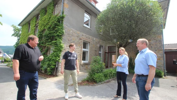 Physiotherapeut Mats B&ouml;nnemann (Zweiter von links) hat das fr&uuml;here Technische Rathaus der Gemeinde an der Herforder Stra&szlig;e gekauft. Den Verkauf begleitet haben auf Seiten der Gemeinde Kalletal K&auml;mmerer Jens Hankemeier (links), Bauamtsleiterin Ewa Hermann und B&uuml;rgermeister Mario Hecker. - &copy; Jens Rademacher