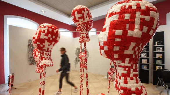 Aus Absperrband gewebte Köpfe: „Perihel und Aphel" ist der Titel der Installation von Birgit Feike, die im Foyer der Stadthalle Platz gefunden hat. - © Bernhard Preuß